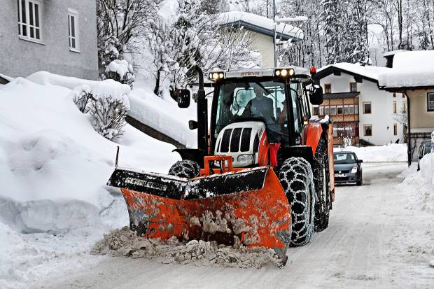 За сутки с улиц Череповца вывозят до 650 грузовиков снега