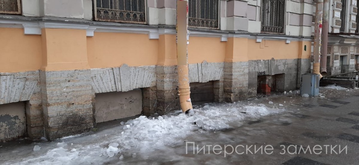 Во вторник петербуржцы столкнулись с резким потеплением и неубранным льдом