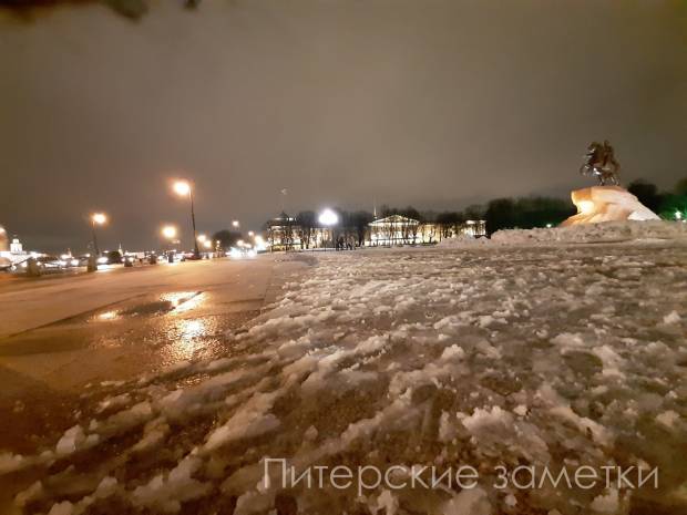 Утренние пробки на нерасчищенных от снега дорогах в Петербурге достигли 6 баллов