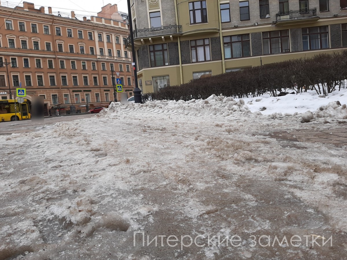 Новая рабочая неделя в Петербурге началась с пробок и заторов на нерасчищенных за выходные от снега дорогах