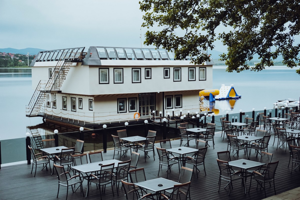 Плавучий ресторан Серебряный кит уходит под воду в СанктПетербурге
