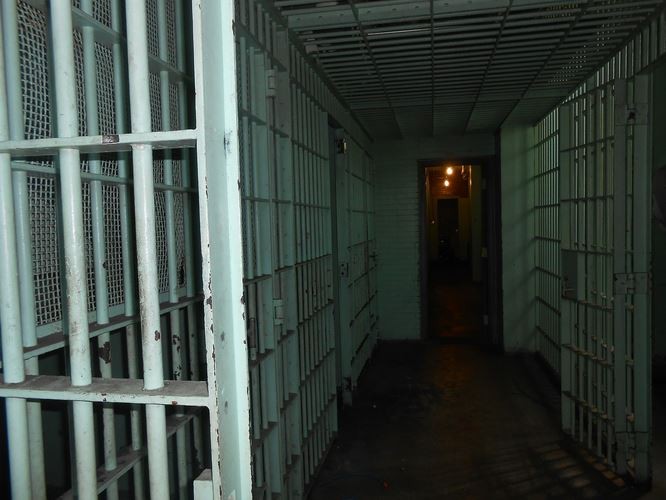 В США четверо заключенных выбрались из тюрьмы через дыру в крыше