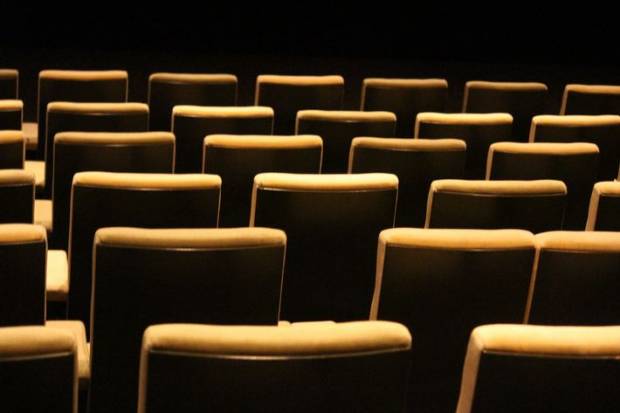 Daily Mail спектакль без белых зрителей в лондонском театре столкнулся с негативной реакцией