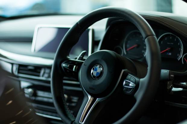 Новые BMW i5 предложат до 590 лс и смогут перестраиваться на другую полосу движения по взгляду водителя