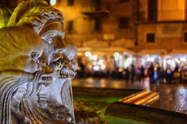 Активисты Last Generation забрались в фонтан Треви в Риме в знак несогласия