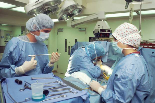 Хабаровские кардиохирурги первыми в стране имплантировали биопротез аортального клапана