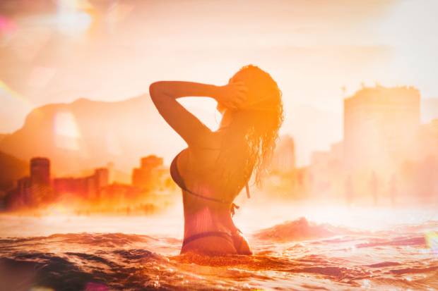 Эмили Ратаковски снялась на пляже в Майами в откровенном красном бикини своего бренда