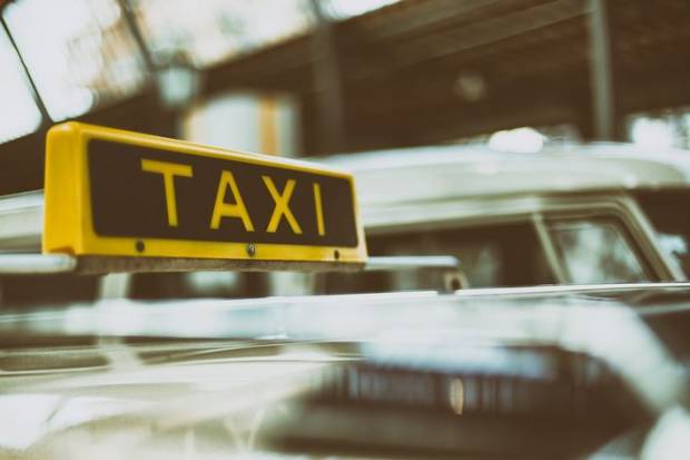 В Петербурге с начала года таксисты получили в два раза больше разрешений на перевозку