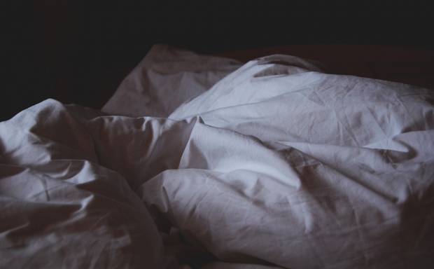 Медики сообщили что потливость во сне может указывать на несколько видов рака