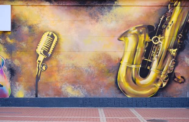 Участки для нанесения граффити и световые арки появятся в этом году в сквере на проспекте Сизова