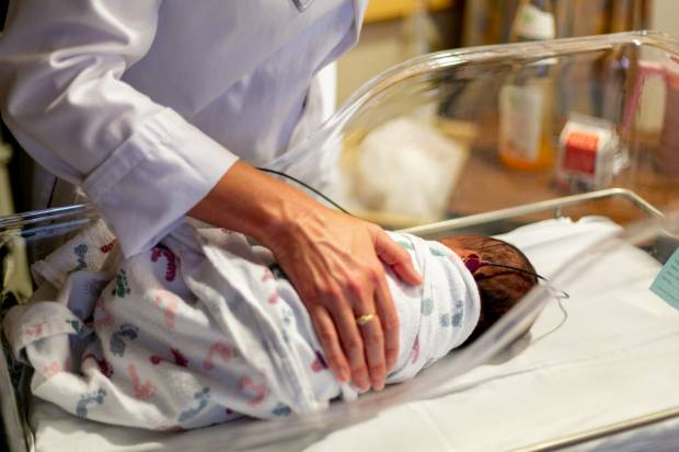 В Красноярском перинатальном центре озвучили вес самого маленького новорождённого малыша июня