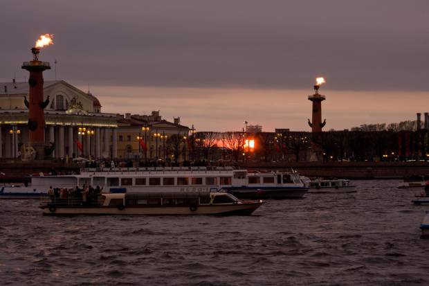 В День ВМФ будут зажжены факелы Ростральных колонн СанктПетербурга