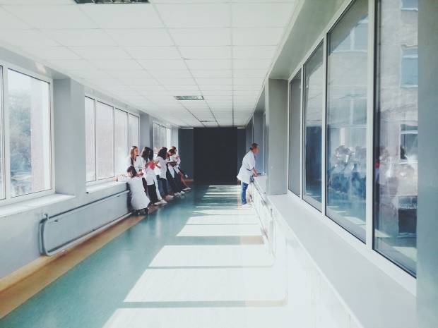 В поликлинике Екатеринбурга пациенты ждут своей очереди на лестнице