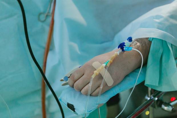Хирурги эвакуационного госпиталя извлекли кусок гвоздя из сердца раненого военного