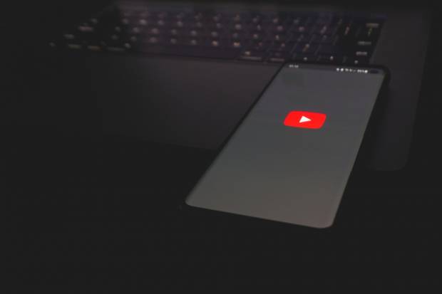 YouTube отключил монетизацию с канала комика Рассела Брэнда