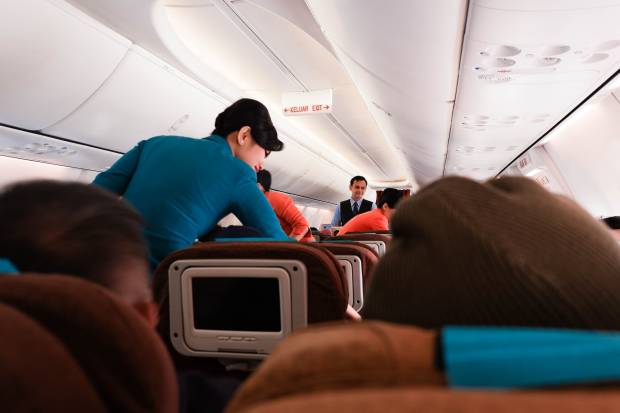Стюардесса сообщила какой напиток нельзя пить в самолете