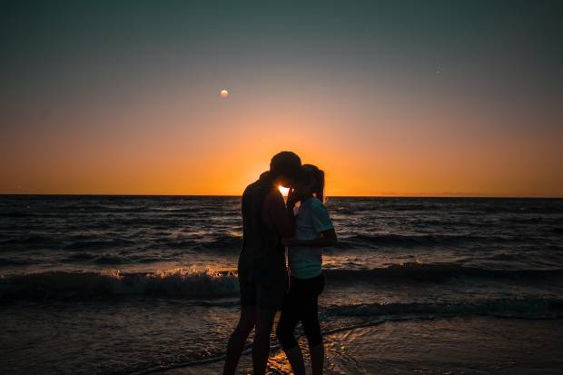Софи Тернер резвится в море и целуется с коллегой после объявления о разводе