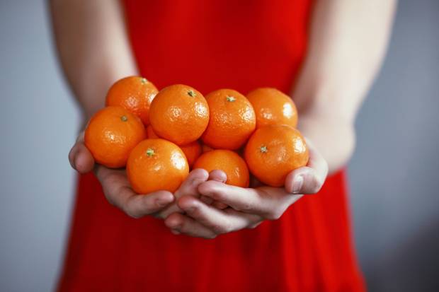 К чему может привести излишнее употребление мандаринов и конфет рассказал аллергологиммунолог Алексей Попович