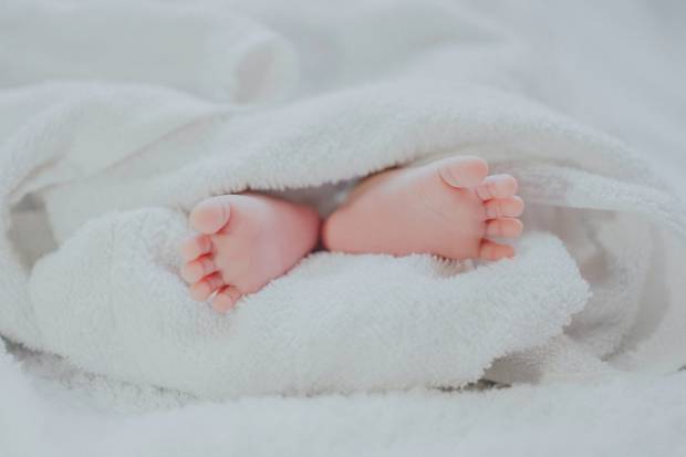 Симптомы которые должны насторожить в поведении новорожденного перечислила врачнеонатолог Юлия Деркач