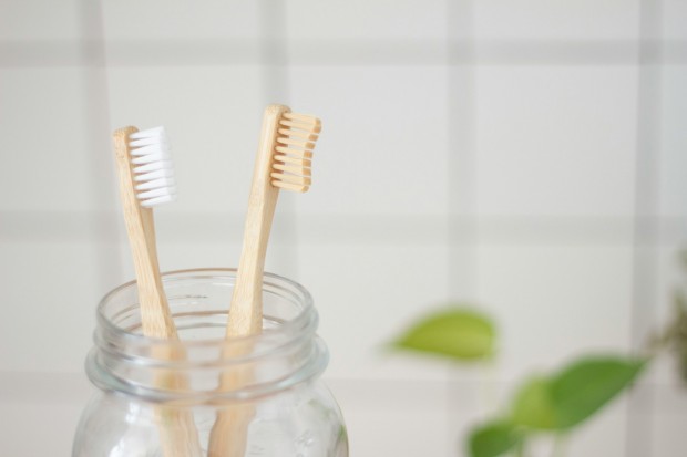 Чрезмерное использование зубной пасты с фтором может привести к проблемам с зубами у детей сообщили учёные Канады и Германии